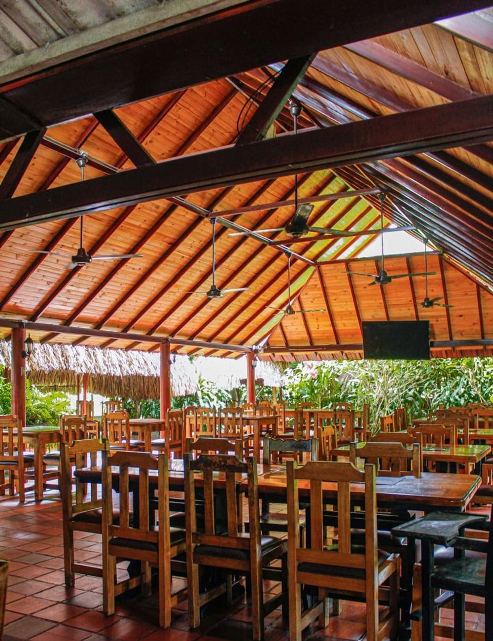 Ambiente rústico y familiar del Restaurante La Brasa, con techo de madera