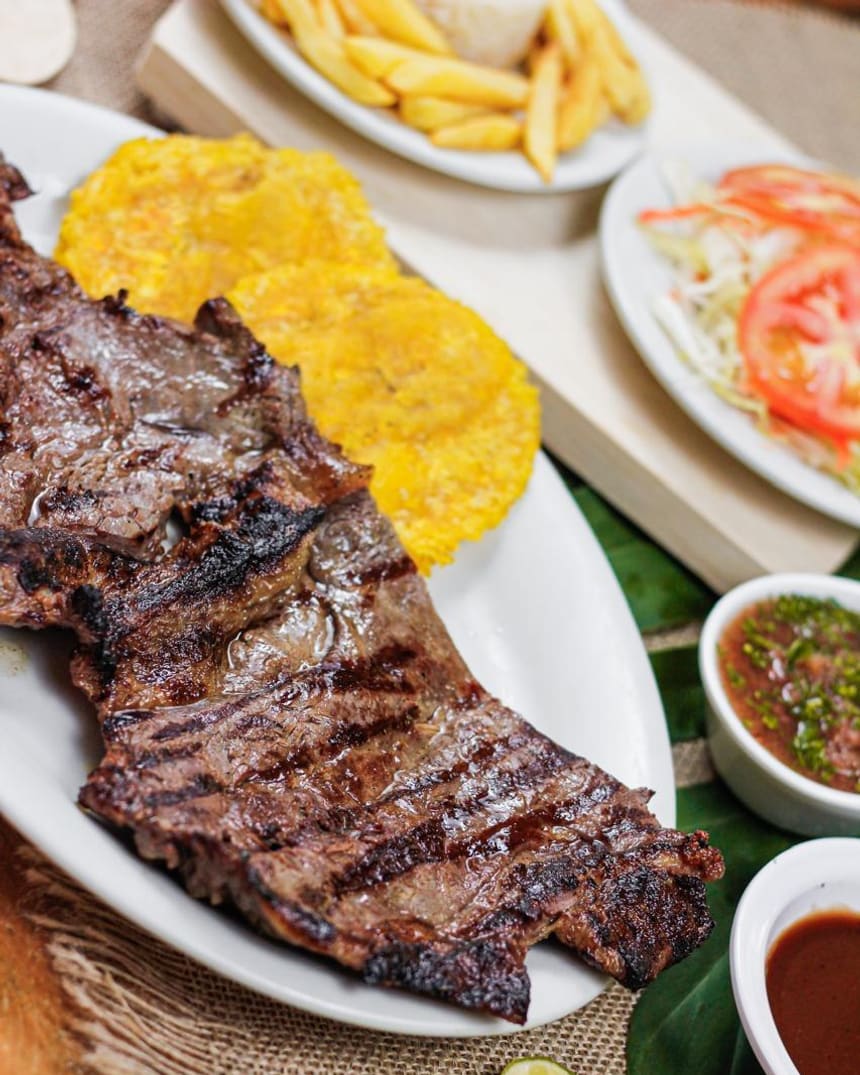 Carne a la brasa con patacones