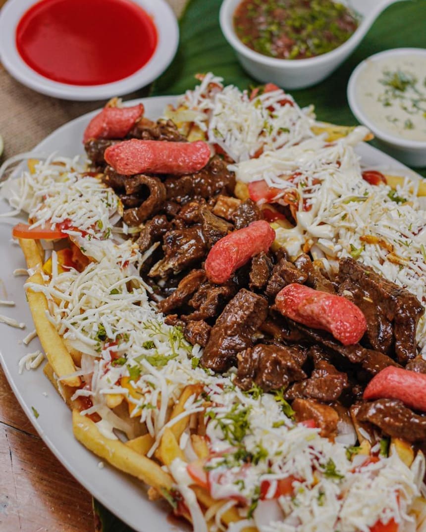 Picada La Brasa para compartir, con carne, queso y salsas