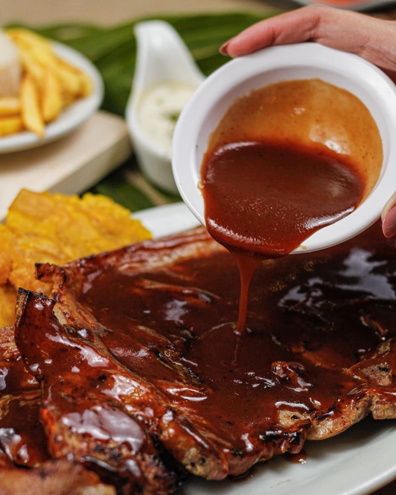 Costillas de cerdo a la brasa en salsa BBQ de La Brasa Restaurante
